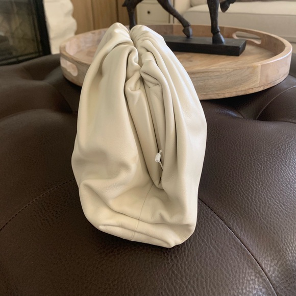 Bottega Veneta The Pouch Leather Clutch - Picture 6 of 16